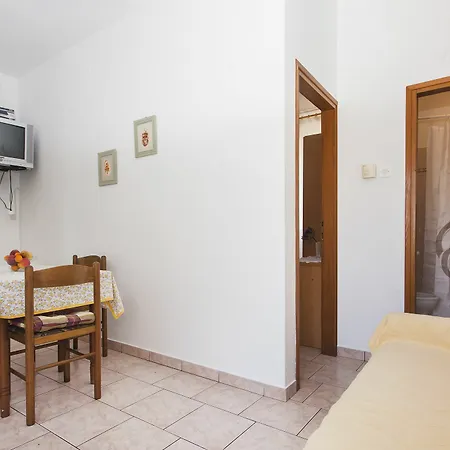 Antonieta 1209 Banjole